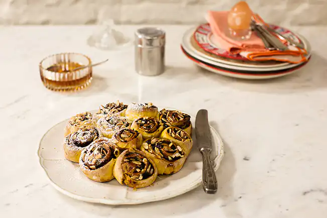 Rosca doce de cenoura com ameixa