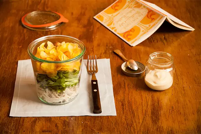 Receita de Salada caesar com frango e escarola