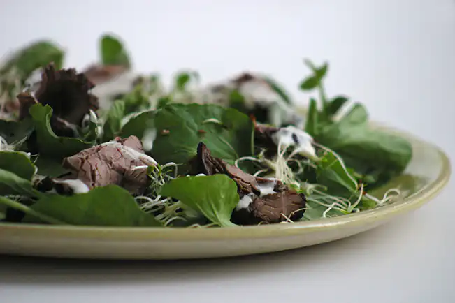 Salada de agrião com rosbife e molho de raiz-forte