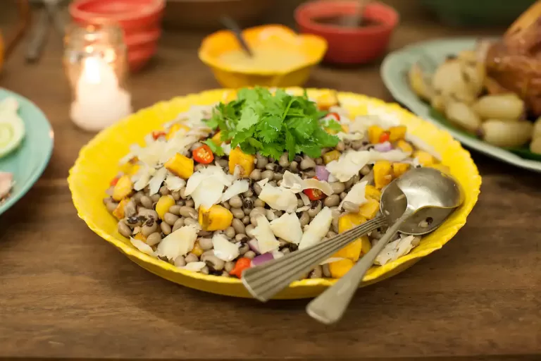 Receita de Salada de bacalhau com feijão-fradinho e banana-da-terra