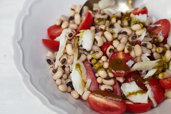 Receita de Salada de bacalhau com feijão-fradinho e vinagrete de salsinha