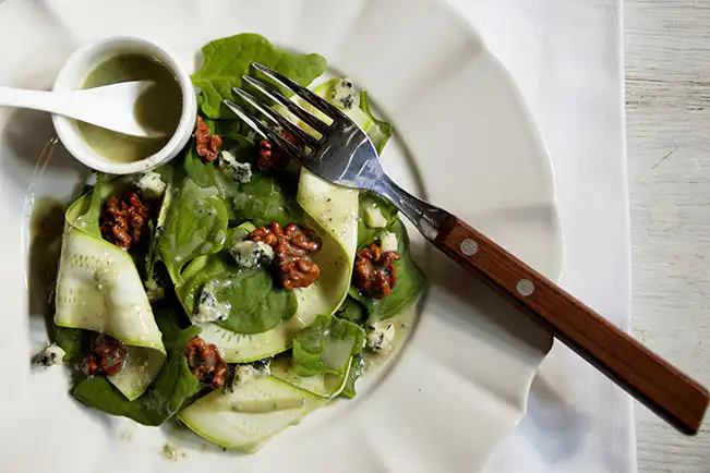 Salada de espinafre e abobrinha com nozes caramelizadas