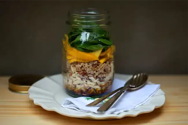 Receita de Salada de frango, arroz sete cereais e manga no pote