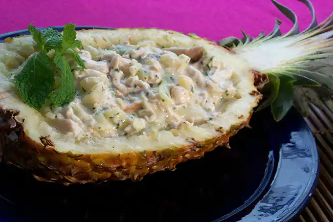 Salada de frango com iogurte no abacaxi