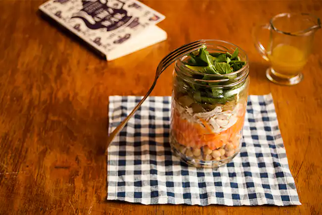 Salada de grão-de-bico com frango no pote