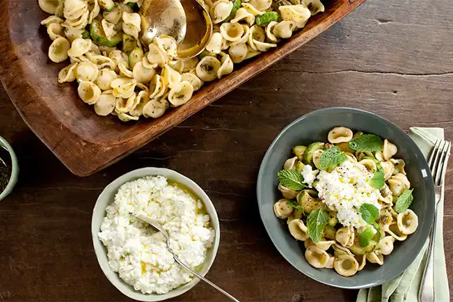 Receita de Salada de macarrão com abobrinha grelhada e molho de hortelã