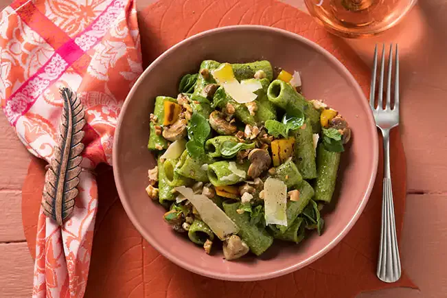 Receita de Salada de macarrão com cogumelo, pimentão e pesto de espinafre