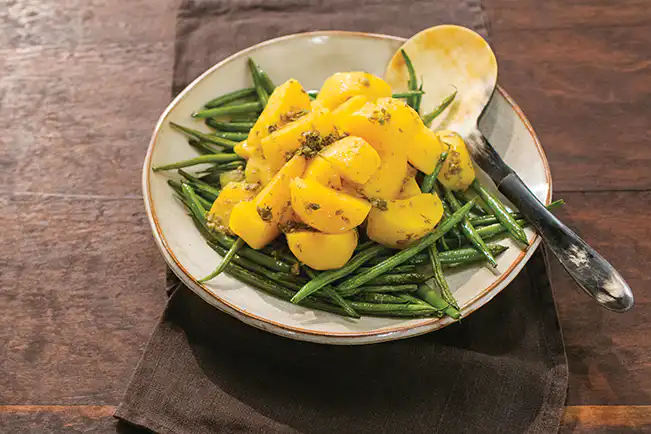 Salada de mandioquinha com vagem e molho de alcaparras