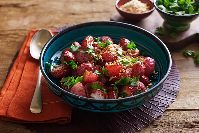 Salada de rabanete assado com castanha-de-caju