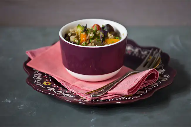 Salada morna de quinoa com ratatouille