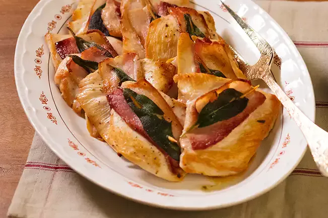 Receita de Saltimboca de frango (bifinho de frango com bacon e sálvia)