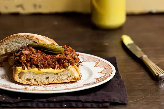 Receita de Sanduíche de carne desfiada e mostarda de Dijon