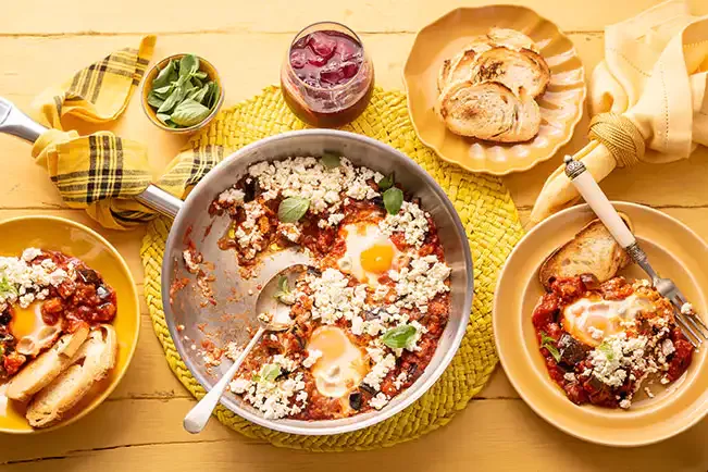 Receita de Shakshuka a la norma (ovos cozidos no molho de berinjela, tomate e ricota)