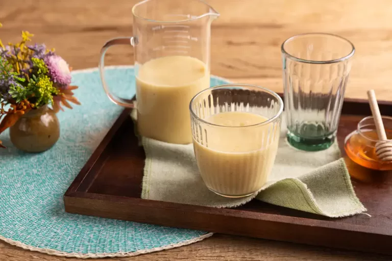 Receita de Smoothie de banana com leite de coco e manga