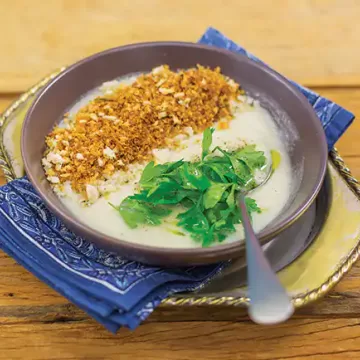 Sopa de couve-flor com farofinha de pão