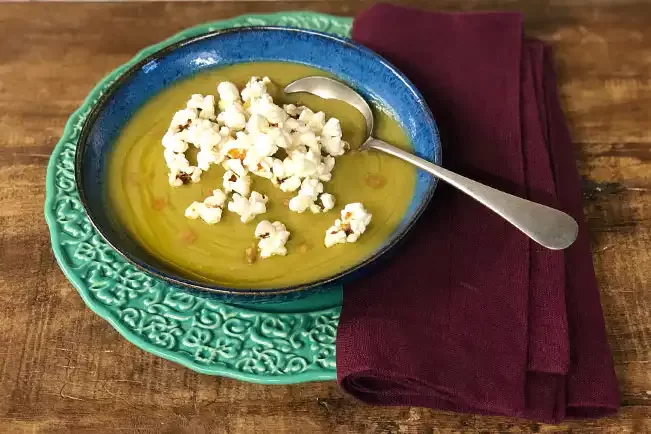 Receita de Sopa de ervilha e bacon com pipoca