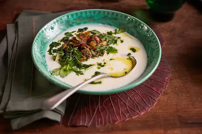 Receita de Sopa de iogurte com manteiga de hortelã