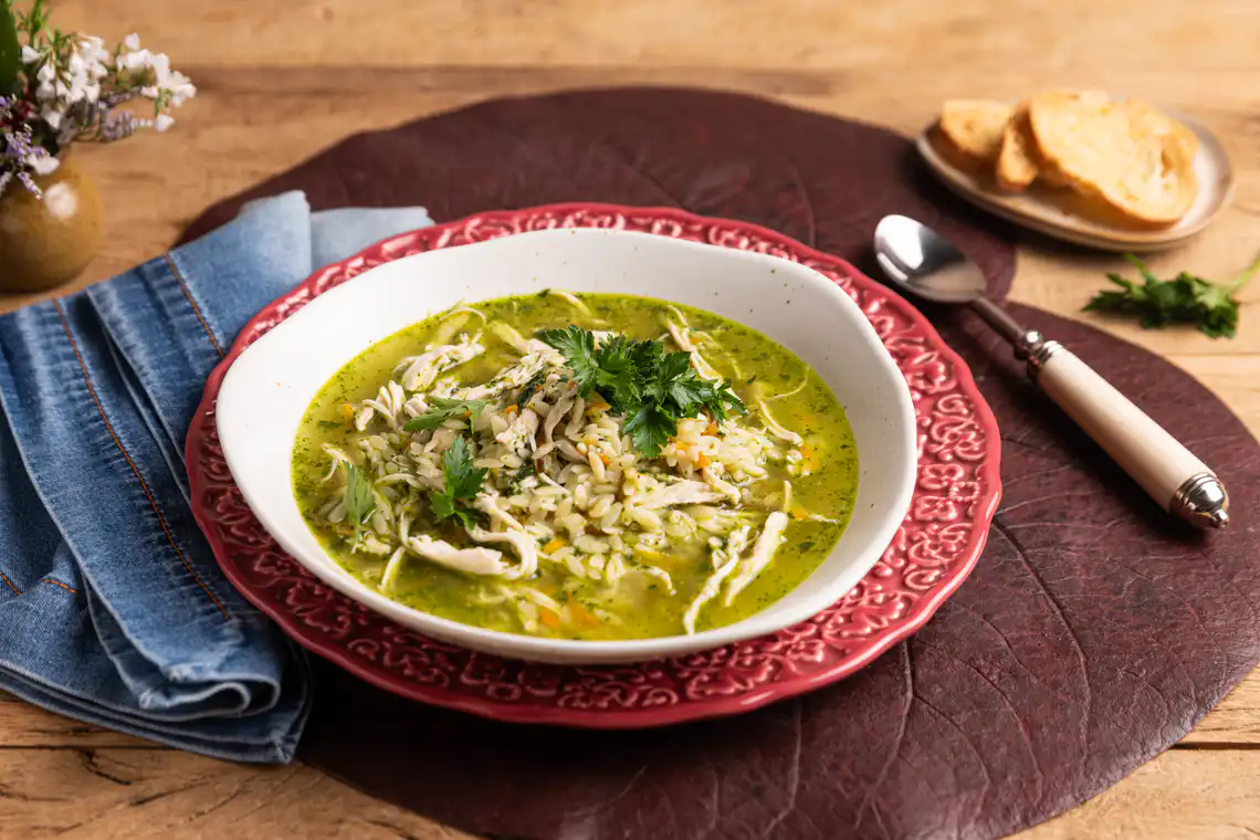 Sopa de risoni com espinafre e frango (reaproveitamento)