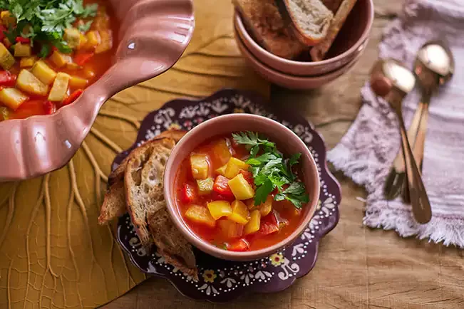 Receita de Sopa de tomate com pimentão e abobrinha (Lecso)
