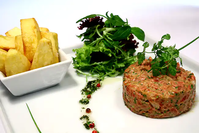 Steak tartare com batata frita