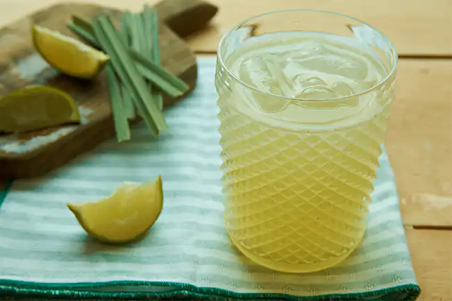 Suco de limão com capim-santo