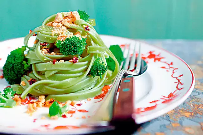 Receita de Talharim verde com brócolis apimentado e amendoim