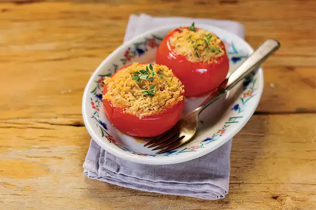 Receita de Tomate recheado com farofa de parmesão