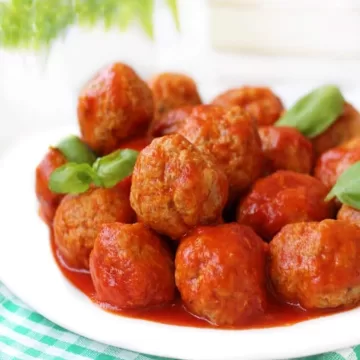 Almôndegas com molho de tomate