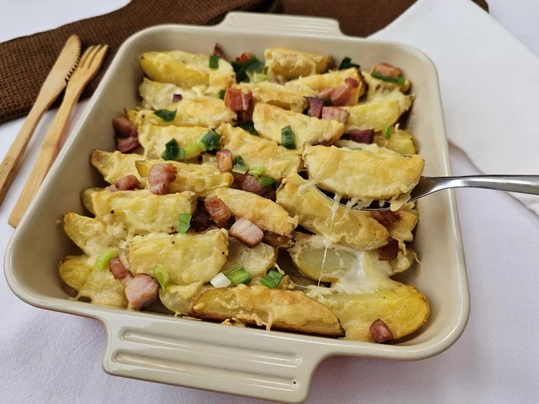 Receita de Batata rústica com molho de queijo e bacon