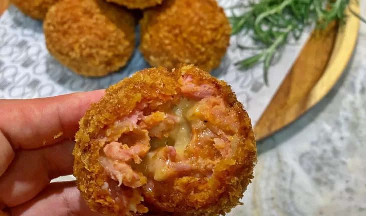 Receita de Bolinho de linguiça com provolone