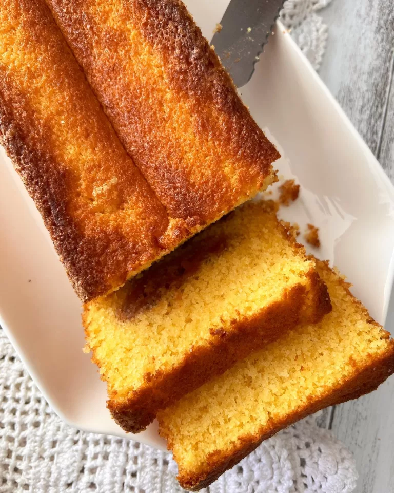 Receita de Bolo amanteigado de fubá e goiabada
