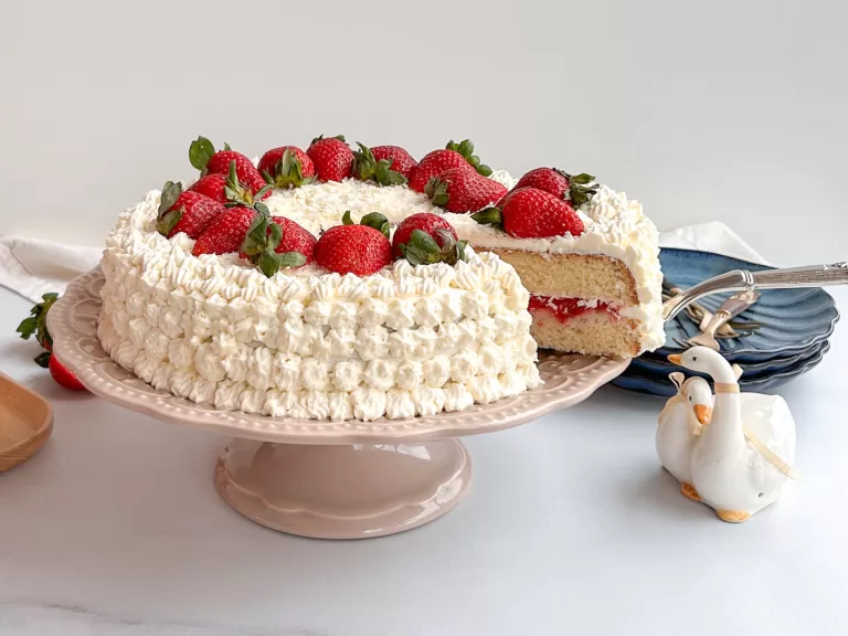 Receita de Bolo confeitado de morango