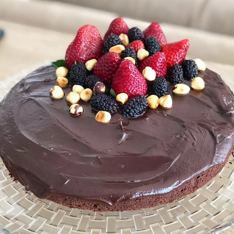 Receita de Bolo de cacau com frutas vermelhas