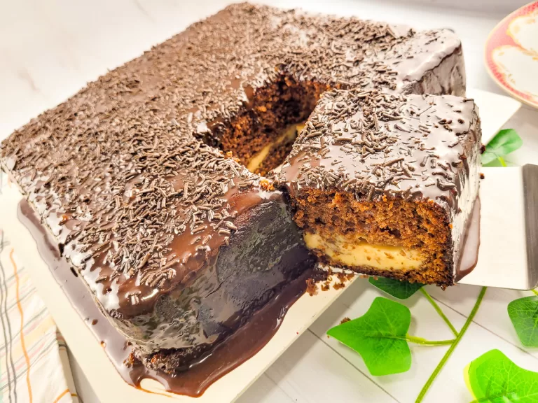 Receita de Bolo de chocolate que já sai recheado do forno