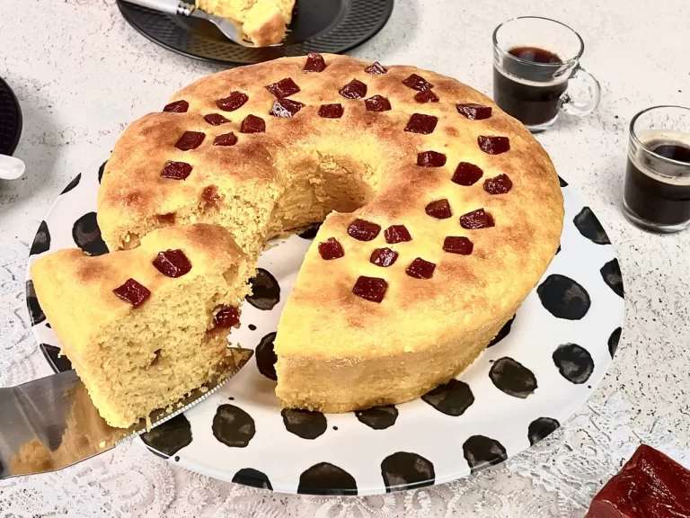 Receita de Bolo de milho com goiabada