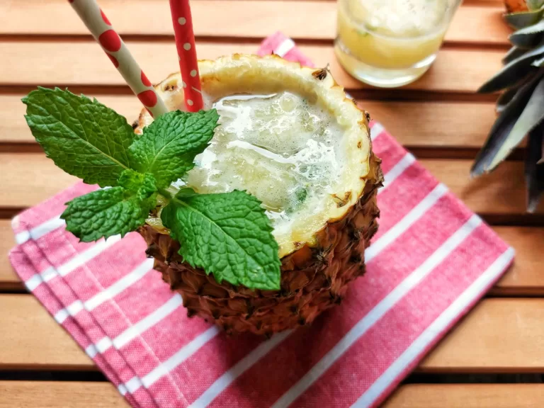 Receita de Caipirinha de abacaxi com hortelã