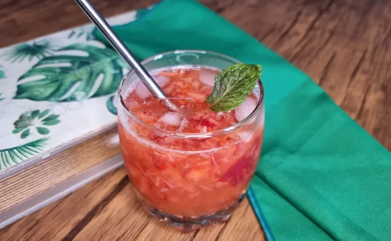 Receita de Caipirinha de morango simples