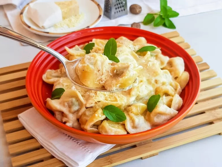 Receita de Capeletti de carne com molho branco