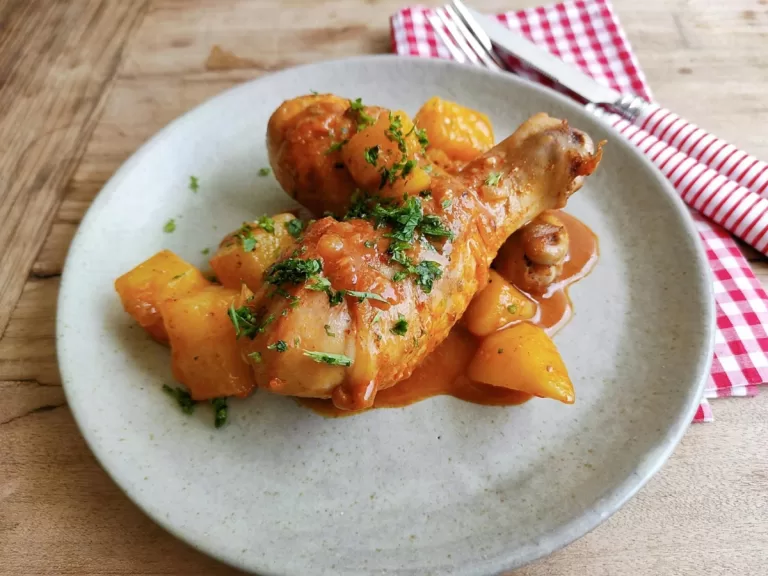 Receita de Coxas de frango com batatas na frigideira