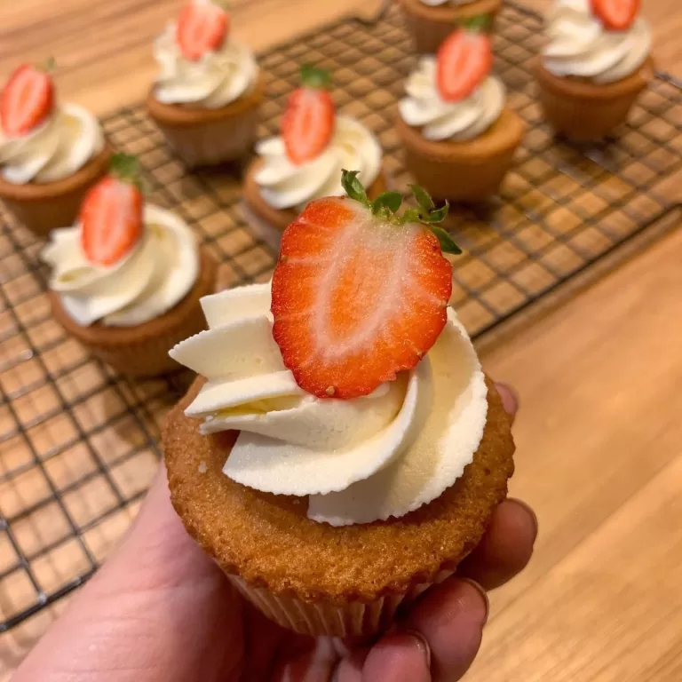 Receita de Cupcake de baunilha com recheio de morango
