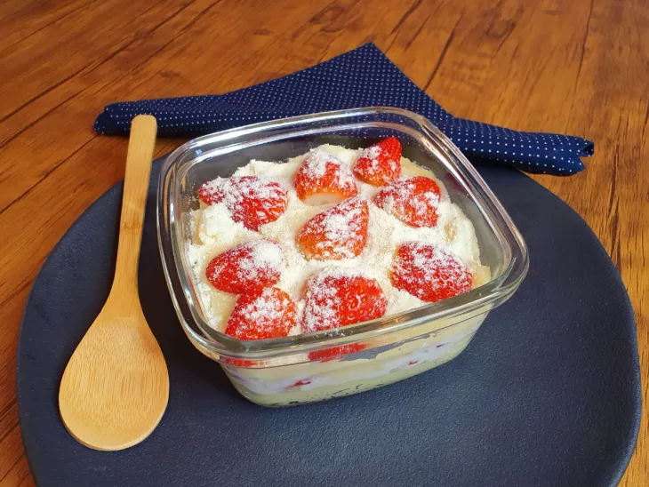 Receita de Escondidinho de morango com leite Ninho