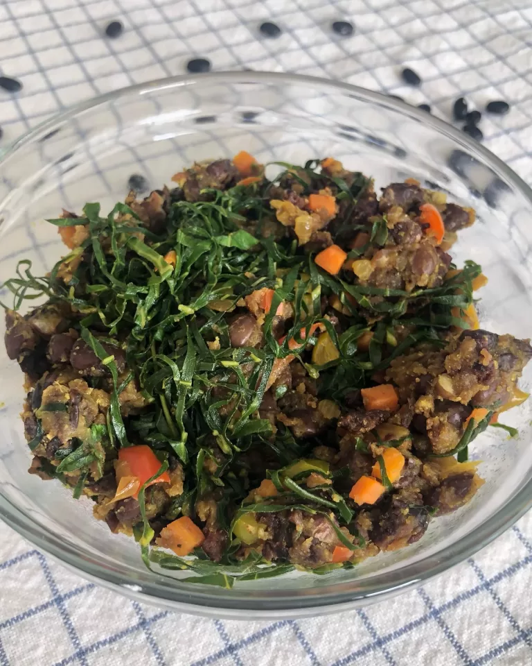 Receita de Feijão tropeiro vegano
