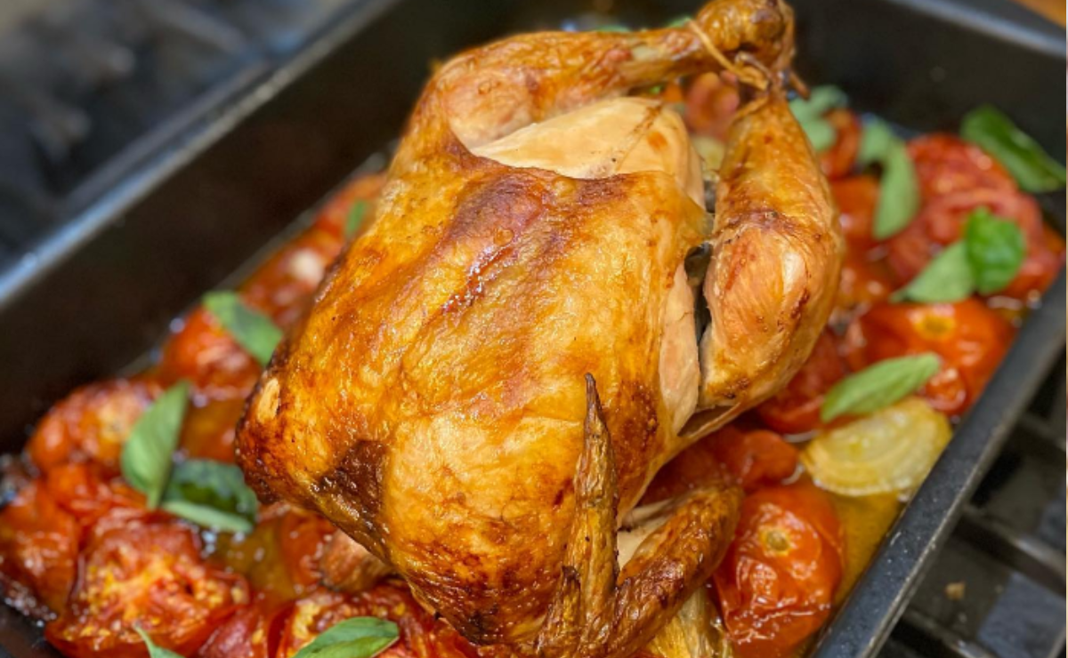 Frango assado com tomates