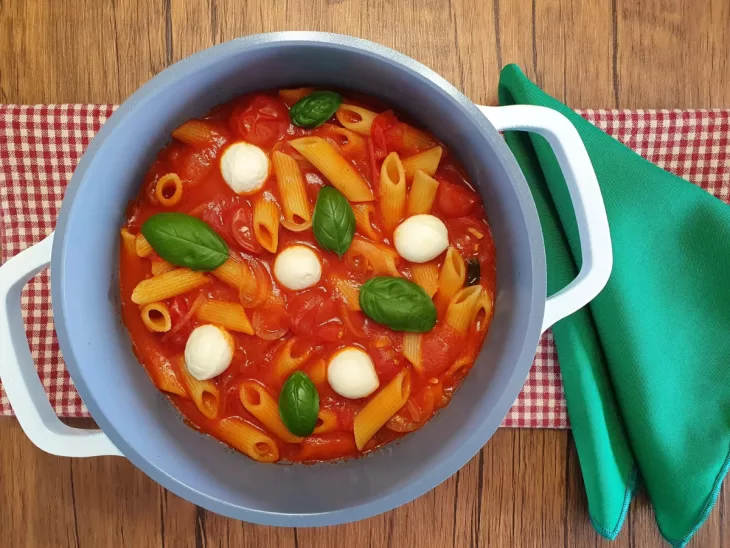 Receita de Macarrão caprese fácil