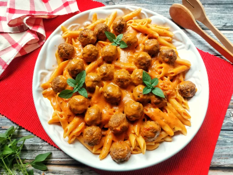 Receita de Macarrão cremoso com almôndegas