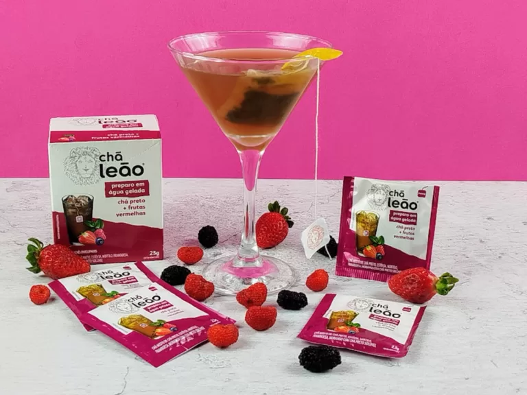 Receita de Martini com chá preto e frutas vermelhas