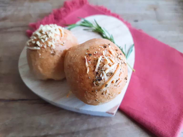 Receita de Pãozinho de cebola recheado com queijo