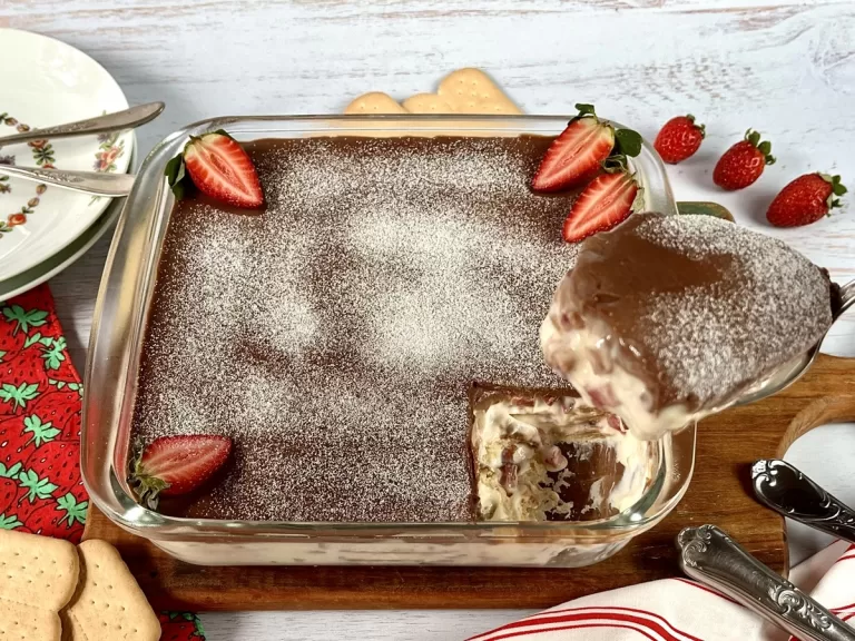 Receita de Pavê de leite Ninho com chocolate e morango