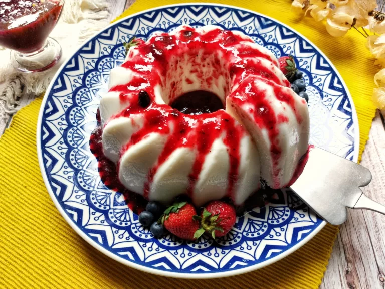 Receita de Pudim fit de coco com calda de frutas vermelhas