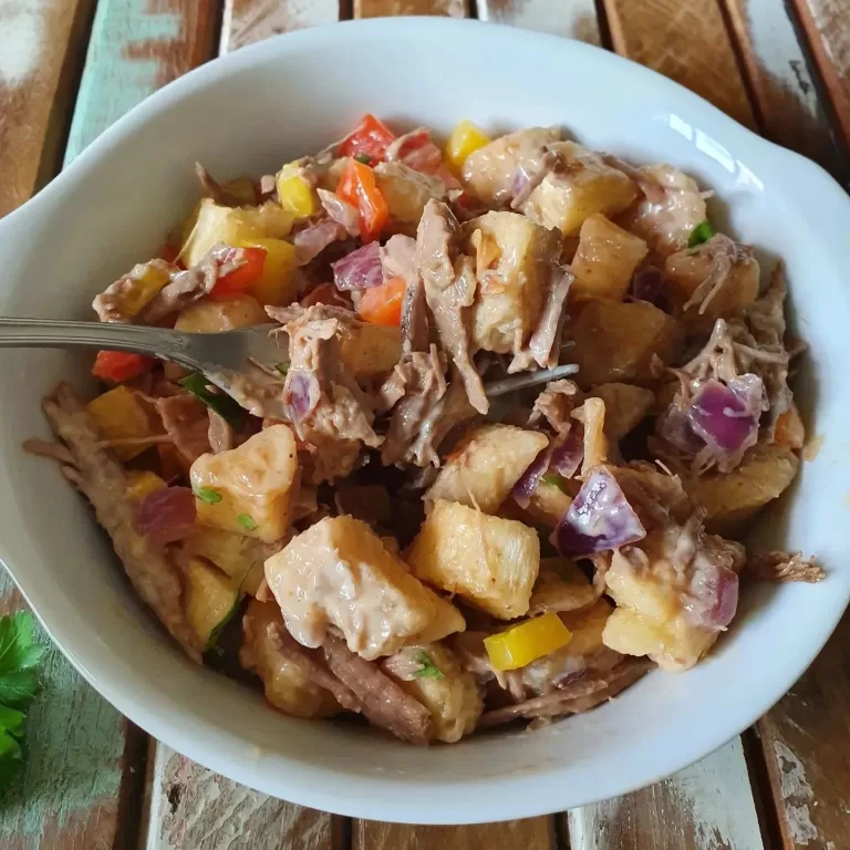 Receita de Salada de carne assada com aipim crocante